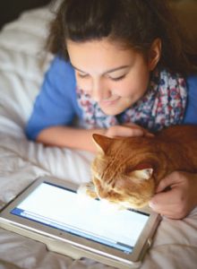 Meisje en kat kijken op tablet